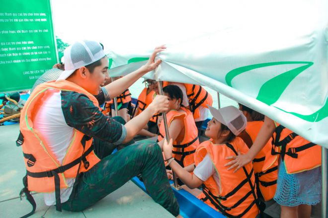 NOO PHUOC THINH HO TRO CAC BE LEN THUYEN