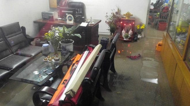 Nước dâng cao tràn vào nhà dân hai bên đường. Trong ảnh là một văn phòng công ty trên đường Trường Sơn, cửa ngõ sân bay Tân Sơn Nhất.