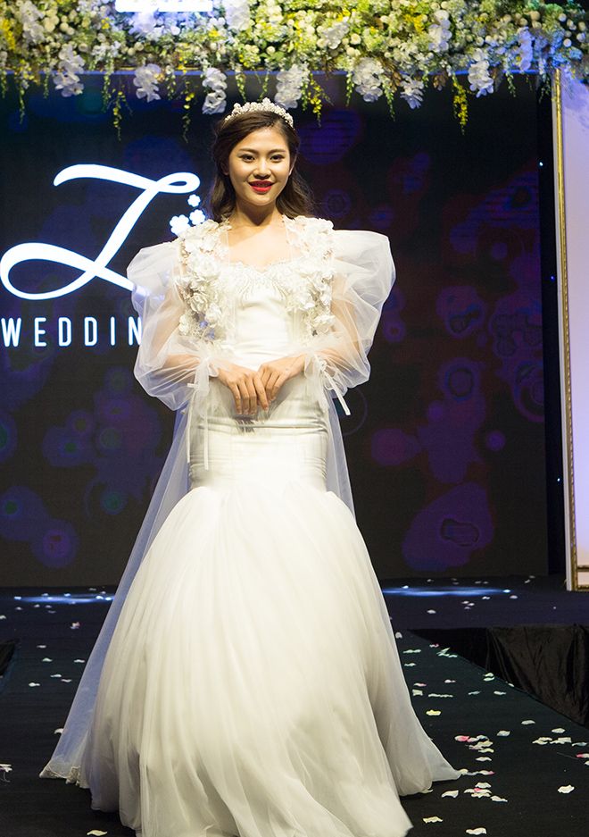 Mỗi cô gái mang một thần thái riêng, tạo nên ấn tượng riêng cho từng thiết kế.