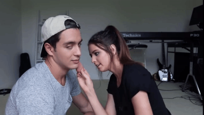 Hãy yêu một chàng trai chịu 'ngồi im' cho bạn thỏa sức make up Ảnh 2