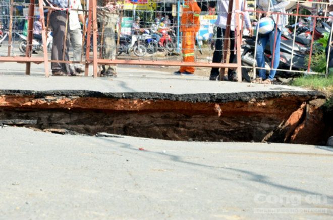 Mặt đường nơi cắt đứt sụt cách nhau hơm 50cm