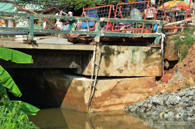 Mố chân cầu phía bên hướng ra quốc lộ bị nứt