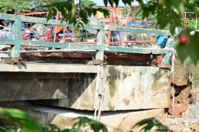 Bằng mắt thường có thể quan sát rõ vết nứt ở mố cầu và hàm ếch dưới mặt cầu