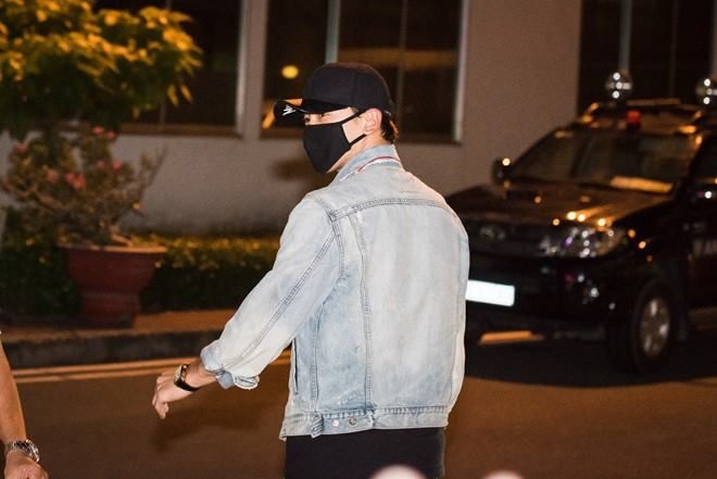 Dù được đón bằng ô tô nhưng khi gần ra cổng Bi Rain đã xuống hẳn xe để cúi chào người hâm mộ. 