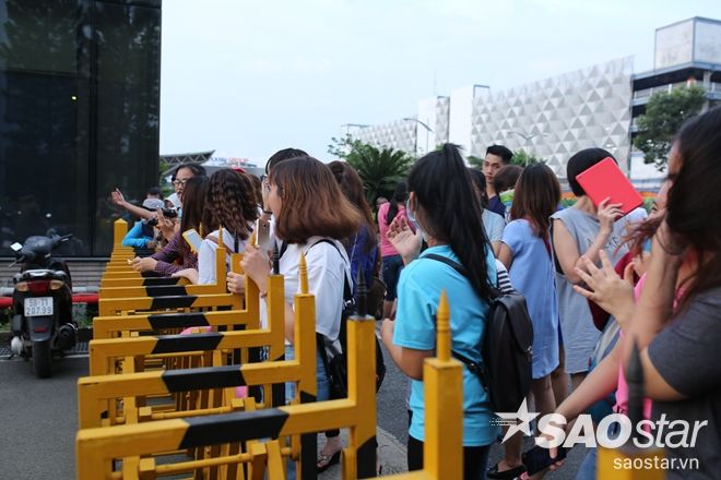 Ngay từ sớm, fan tụ tập rất đông để chờ gặp "hoàng tử mắt hí".