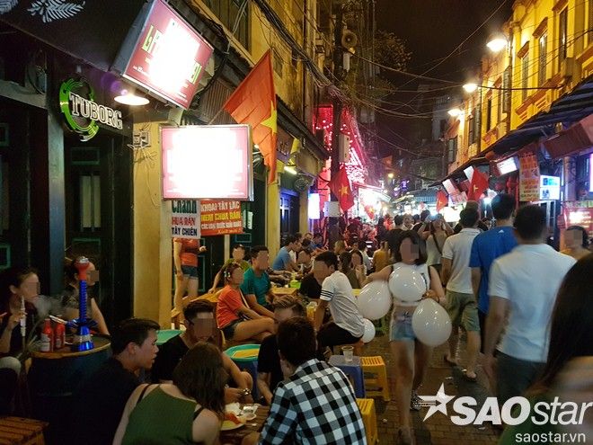 Dạo qua các tuyến phố là tụ điểm ăn chơi của giới trẻ Hà thành như Tạ Hiện, Nguyễn Hữu Huân, Mã Mây...