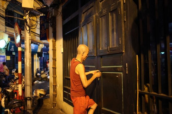 0h30’ các cửa hàng đã đóng kín cửa