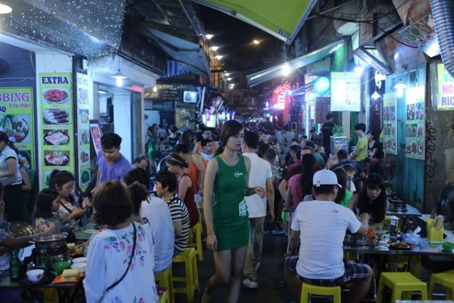 Hàng quán mọc san sát nhau