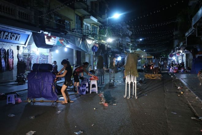 Phố hàng Đào đang tấp nập bỗng nhiên thưa vắng người 