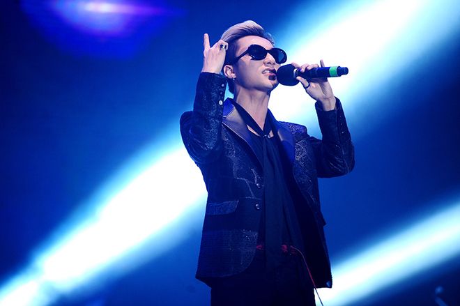 Dù xuất hiện vào khoảng 12h đêm, nhưng Sơn Tùng M-TP vẫn tạo một "cơn bão" với khán giả, và giữ chân họ ở lại hò reo theo anh trong suốt màn trình diễn.