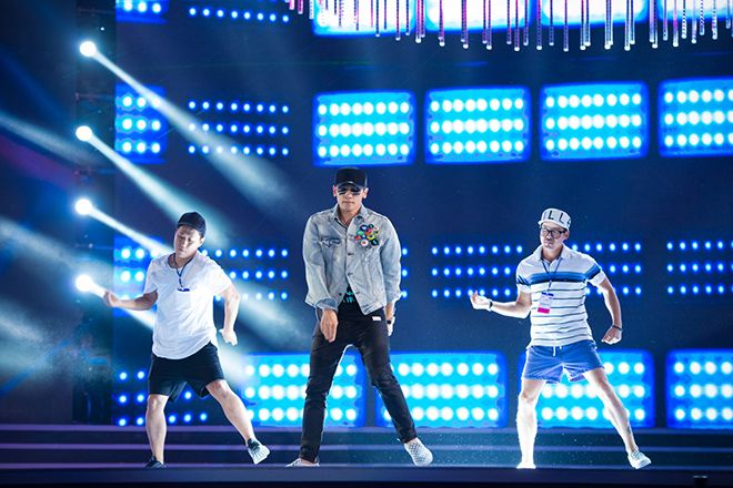 Trong buổi tổng duyệt chương trình, Bi Rain đã chịu bỏ khẩu trang ra.