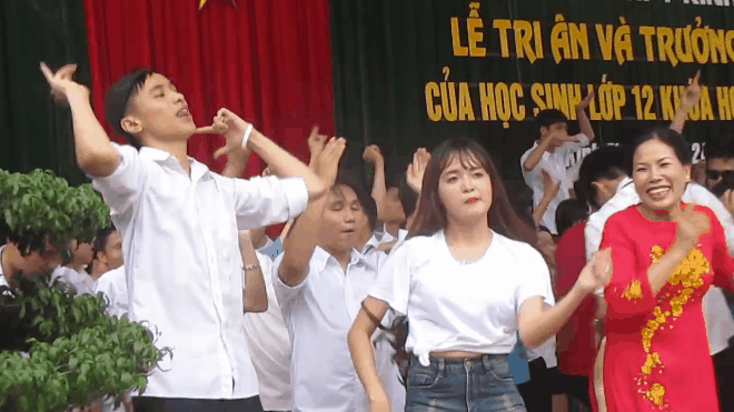 Hải Dương: Clip cô và trò 'quẩy' hết mình trong lễ Trưởng thành gây sốt cộng đồng mạng Ảnh 2