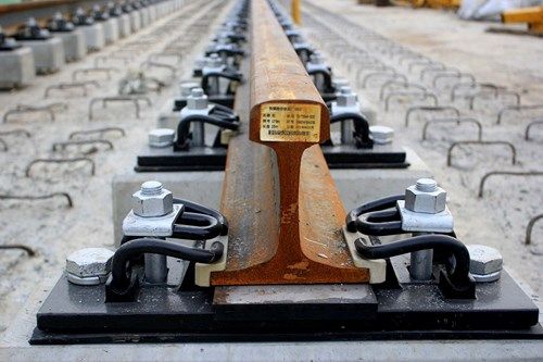 Ray được rải và liên kết tạm, được căn chỉnh trước chính xác, gông, khóa rồi mới tiến hành đổ bê tông.