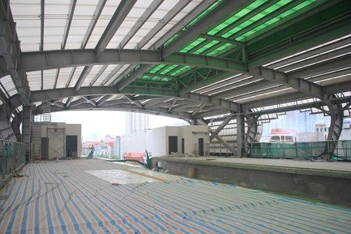 Các phòng chờ chức năng được bố trí ở điểm đầu và cuối của nhà ga. Hiện đã được sơn phủ, ốp gạch và chỉ chờ lắp thiết bị là có thể đi vào sử dụng.