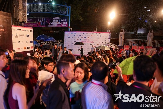  Mặc dù trời mưa to nhưng các sao Việt vẫn tấp nập khoe sắc cùng nhau.