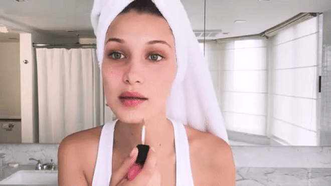 Bella Hadid trang điểm cho khuôn mặt lờ đờ vì thiếu ngủ chỉ trong 1 phút 30 giây Ảnh 2