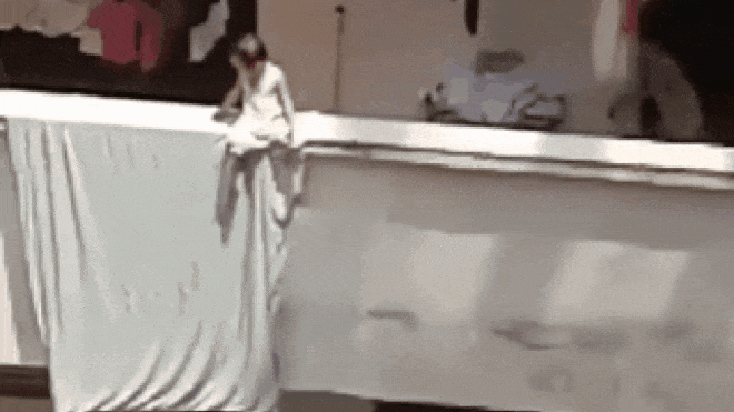 Thót tim cảnh bé gái ngồi vắt vẻo ở ban công trên cao cha mẹ không hay biết Ảnh 2