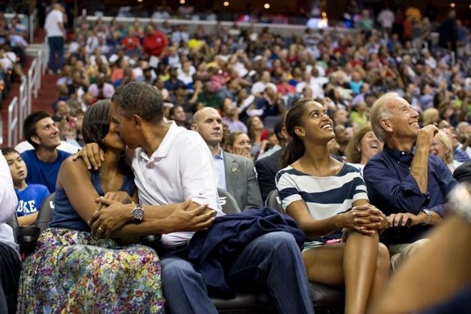 Trong trận bóng rổ giữa tuyển Mỹ và tuyển Brazil, ông Obama trao cho bà Michelle một nụ hôn nồng thắm khi "Kiss Cam" quay tới vị trí của hai người. Ông Obama không ngần ngại thể hiện tình cảm với vợ mình dù là ở bất kỳ đâu.