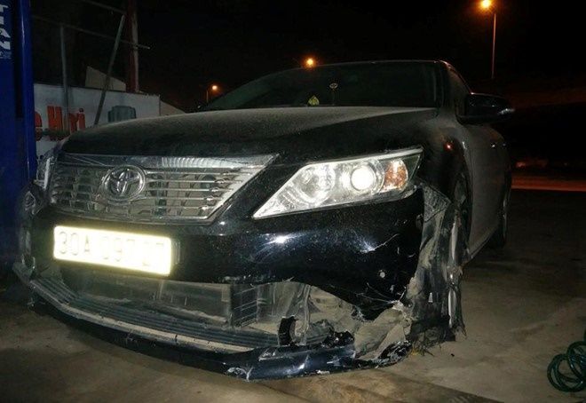 Xe Camry vỡ phần đầu nơi chiếc xe máy bị mắc kẹt. Ảnh: B.T.
