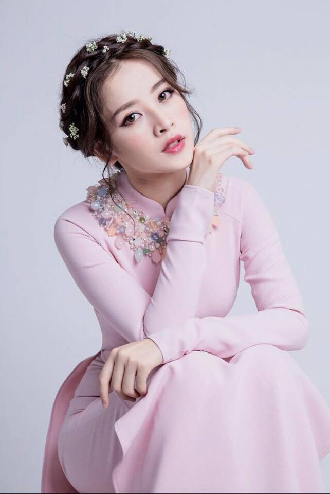 Chi Pu “hồng toàn tập” từ áo dài, môi cho đến mắt!