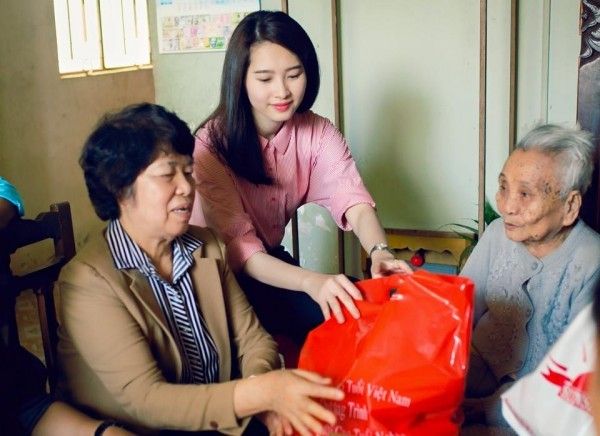 Thu Thảo khá chuộng những màu son tone hồng. Không thể phủ nhận chúng rất phù hợp với diện mạo và tính cách hiền lành, dịu dàng của hoa hậu.
