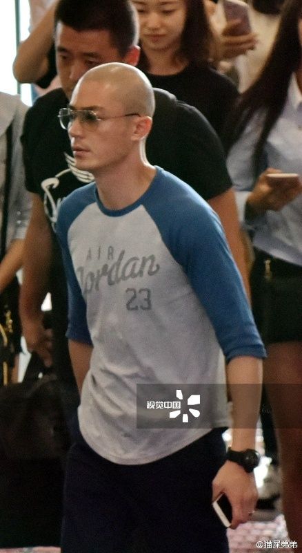 Dường như do phải làm việc và di chuyển liên tục nên Hoắc Kiến Hoa trông khá mệt mỏi.