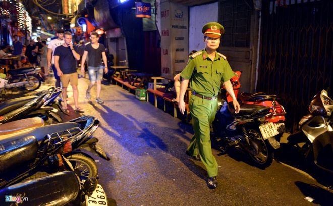 Trung tá Phạm Văn Hiển, Công an quận Hoàn Kiếm cho biết, lực lượng an ninh thường xuyên bám sát cơ sở những ngày đầu dỡ bỏ lệnh cấm để đảm bảo an toàn tuyệt đối trên địa bàn.