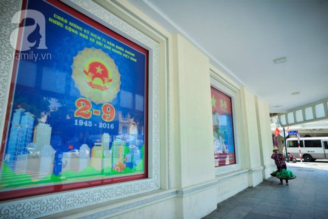 Các bức tranh, hình cổ động liên quan đến dịp Quốc khánh được treo trang trọng ở nhiều nơi.