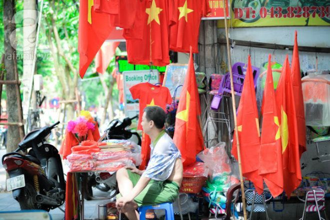 Cờ Tổ quốc, áo in hình cờ Việt Nam được bày bán khắp nơi trong khu phố cổ.