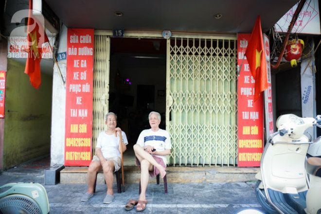 Các cụ già thong thả ngồi trò chuyện, kể cho nhau nghe những ký ức cũ xưa về Hà Nội, ôn lại kỉ niệm về bao ngày Quốc khánh đã qua.