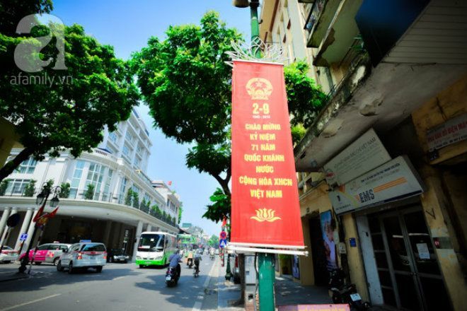 Trên các tuyến phố quanh bờ hồ, từ trước 2/9 đã treo cờ hoa, biểu ngữ chào mừng khắp nơi.