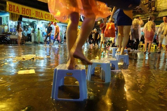 pho-di-bo-quanh-ho-guom-ngap-nuoc-va-rac-sau-con-mua-69-143039