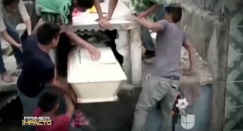 pha-mo-cuu-thieu-nu-con-song-trong-quan-tai_3730643