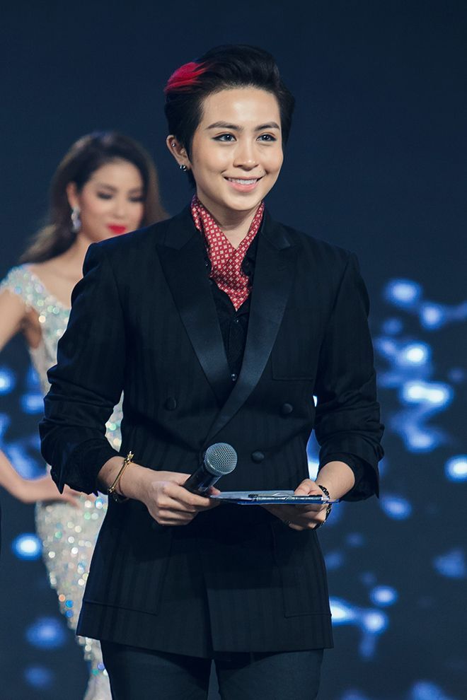 Nếu như ở X-Factor, khán giả ấn tượng với màu tóc xanh quen thuộc của Gil Lê thì đến Chung kết The Face, nữ MC nhuộm đỏ, phối cùng trang phục đồng điệu.