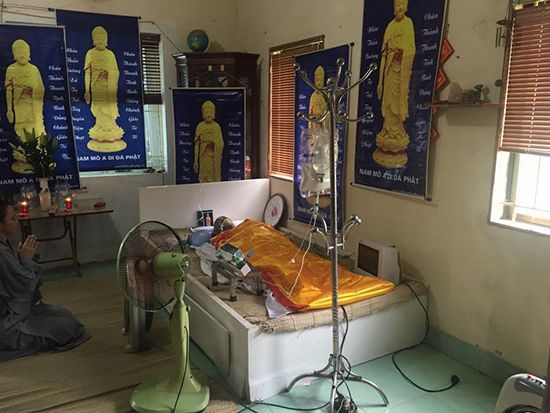 Hiện, mọi người đang niệm Phật trước thi thể của NSƯT Hán Văn Tình.