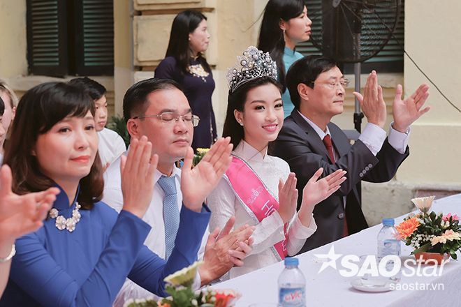 Cô chăm chú theo dõi buổi lễ khai giảng năm học 2016 - 2017.