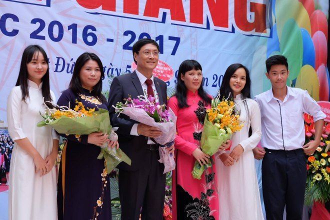 Cả nước hân hoàn chào đón ngày khai giảng năm học mới.