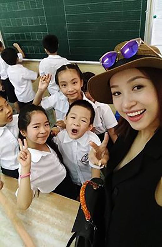 MC - diễn viên Thanh Vân Hugo dành thời gian đưa con trai cu Bin đi khai giảng năm học mới. Năm nay bé Bin vào lớp 2 nên tỏ ra rất háo hức.