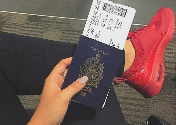 Hộ chiếu của Melinar và vé máy bay tới Morocco. Ảnh: Melina Roberge.