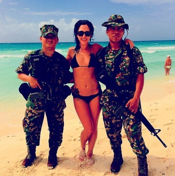 2 binh sĩ Colombia chụp ảnh cùng Isabella. Phiên xử đầu tiên đối với 3 nghi phạm sẽ diễn ra tại Australia trong tuần tới. Ảnh: Isabelle Lagacé.