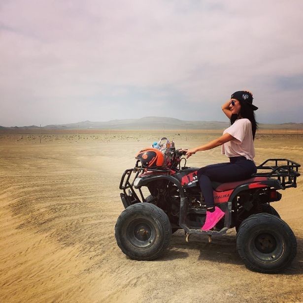 Isabella lái xe chuyên dụng trên sa mạc ở Chile. Ảnh: Isabelle Lagacé.