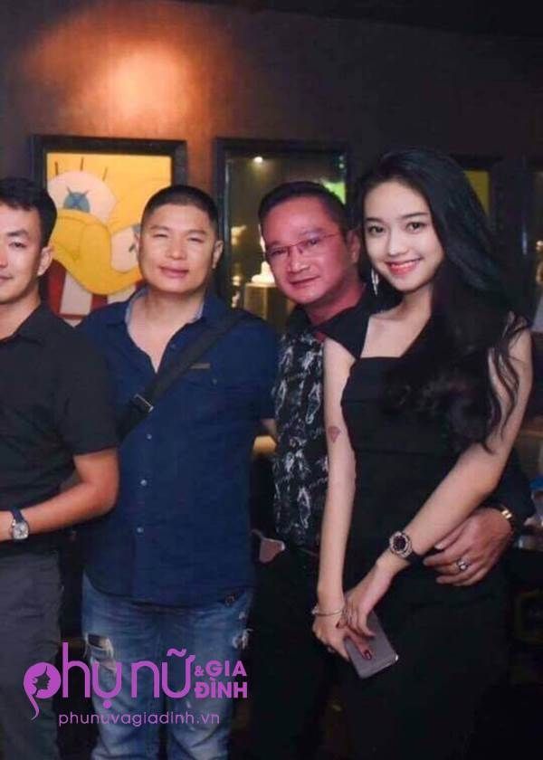 Cả hai cùng đi quán bar với bạn bè.