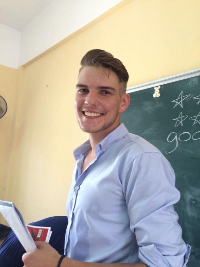 Hiện tại, anh dạy tiếng Anh tại một số trường THPT ở Hà Nội như Cầu Giấy, Phúc Lợi.