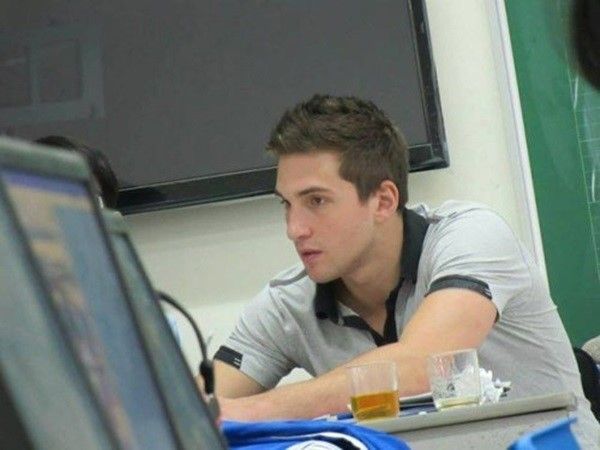 Khoảnh khắc say sưa làm việc của thầy