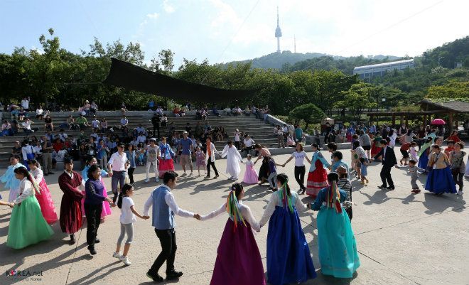 KOCIS_Korea_Namsan_Ganggangsulae_07_(9771213074) (1)