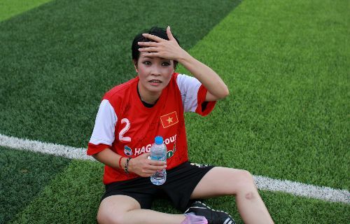 Phương Thanh và CLB bóng đá nghệ sĩ do chị thành lập tổ chức đá để quyên tiền ủng hộ nam diễn viên Duy Nhân trong cơn bạo bệnh