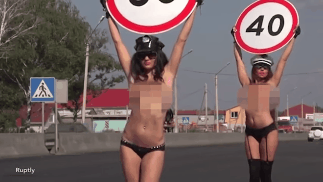 Sốc: Hot girl diễu ngực trần cầm biển báo giao thông Ảnh 2