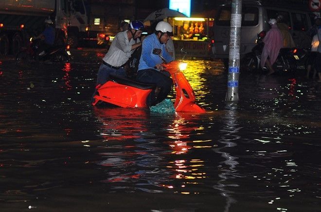 Đến 20h cùng ngày, nước trên đường Bùi Văn Hòa vẫn chưa rút, nhiều người phải dắt bộ vì phương tiện chết máy.