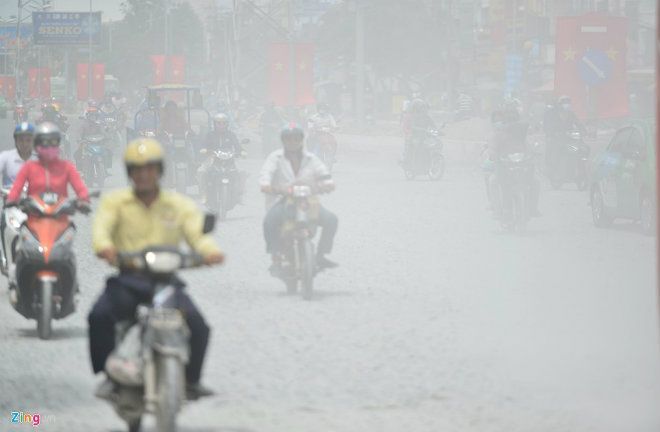 Đoạn trước cửa Bến xe Miền Tây bị bao phủ bởi một màu trắng đục của bụi đá. Tầm nhìn của người tham gia giao thông bị hạn chế rất nhiều.