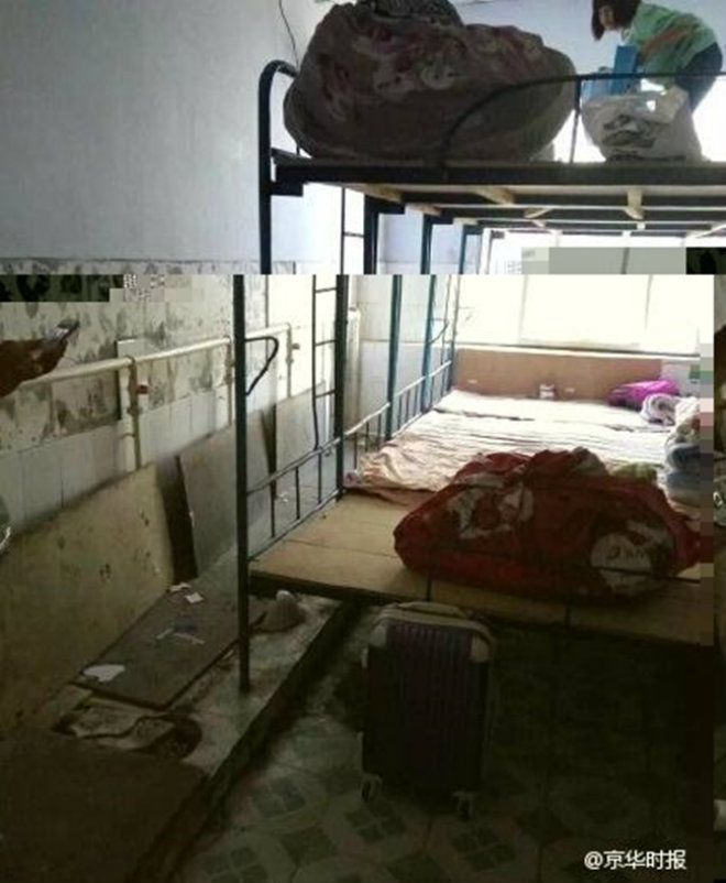 Những chiếc giường tầng được kê sát cạnh nhau trên nền đất bẩn thỉu.